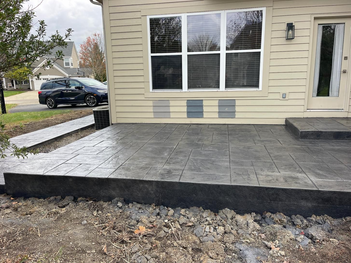 Ashlar slate patio with decorative border