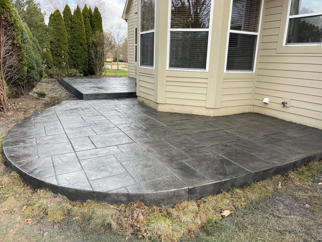 Ashlar slate patio with curved edge